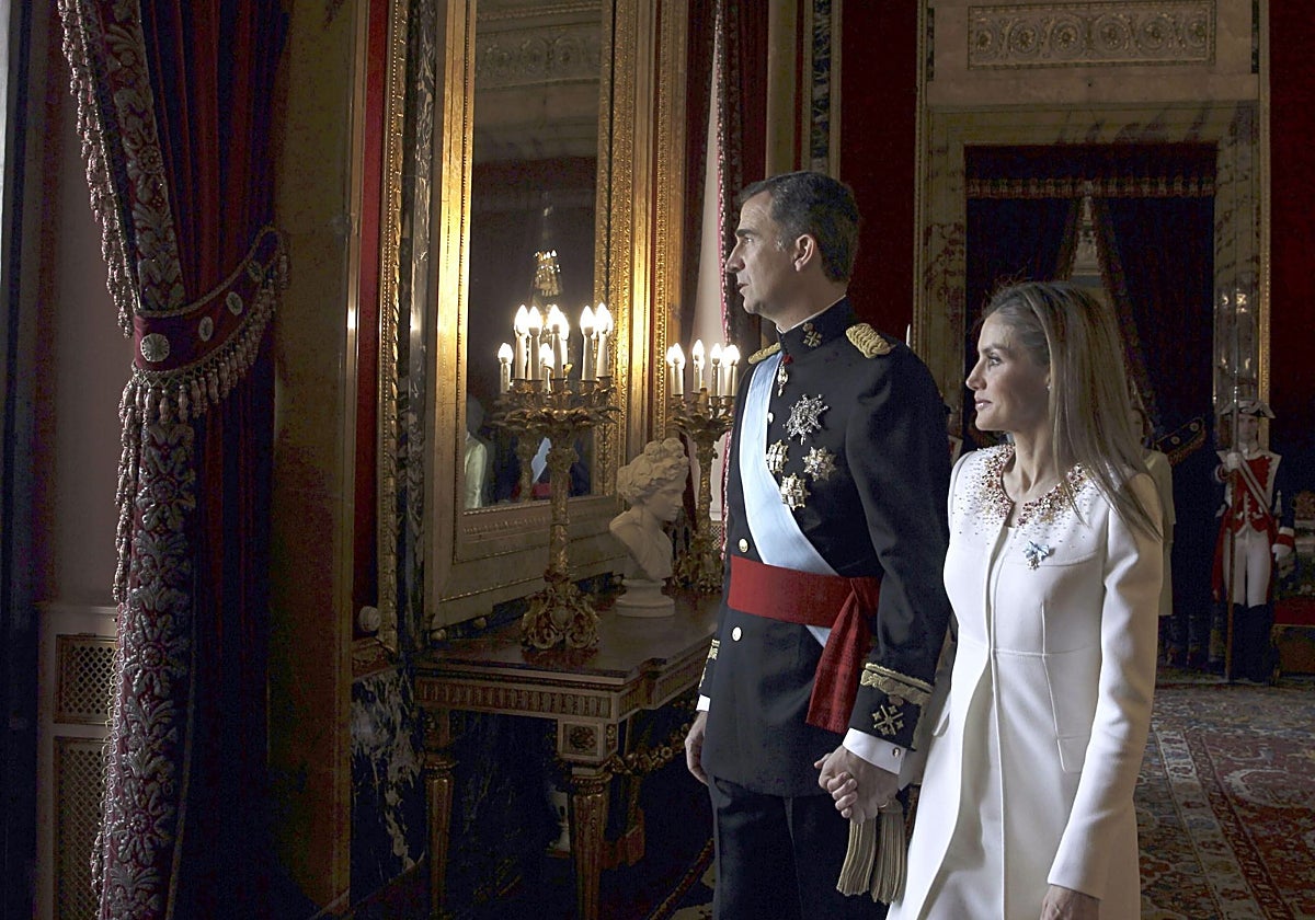 Don Felipe y Doña Letizia en el balcón central del Palacio Real, tras la proclamación de Felipe VI como nuevo Rey de España en las Cortes Generales
