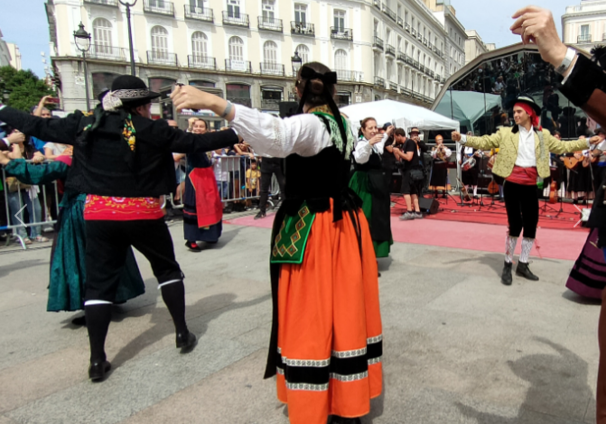 Baile popular madrileño representado en la Puerta del Sol