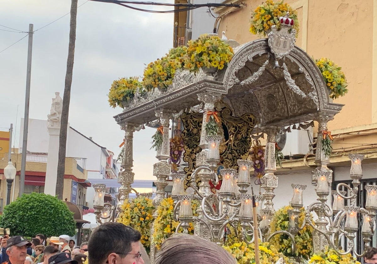 El Simpecado de Dos Hermanas, filial número 17 de Almonte, en su carreta de plata