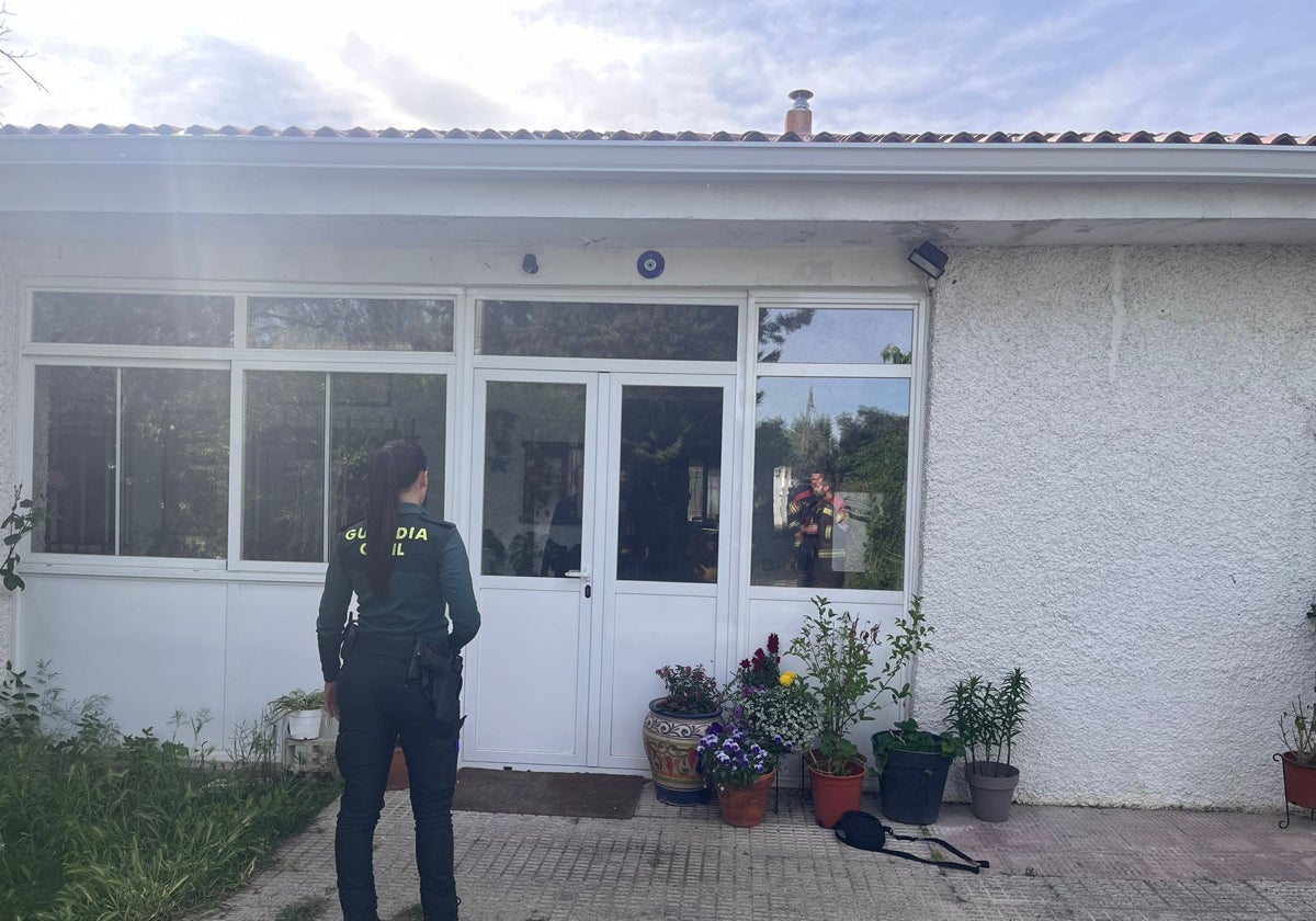 Efectivos de la Guardia Civil y Bomberos ante la casa siniestrada