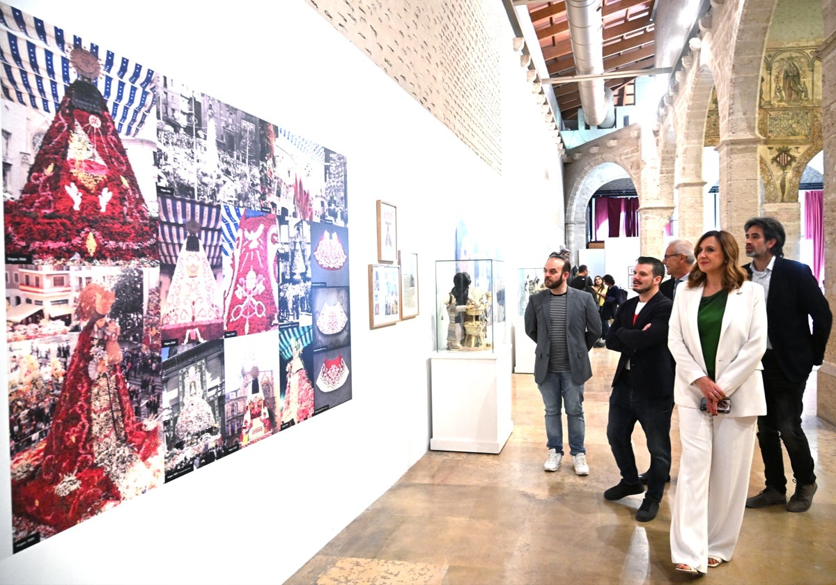 La alcaldesa de Valencia, María José Catalá, visita la exposición «Torna a brillar. Restauració de la Mare de Déu de l'Ofrena»