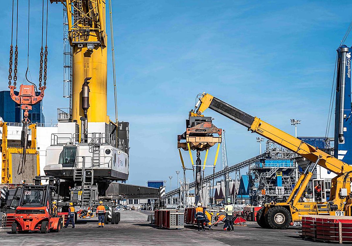 Operación de carga de las piezas en el Puerto de La Coruña