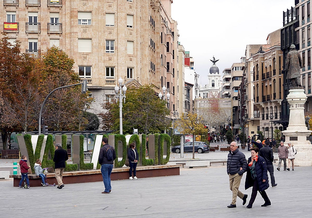 Varias personas pasan por el centro de Valladolid, en una imagen de archivo