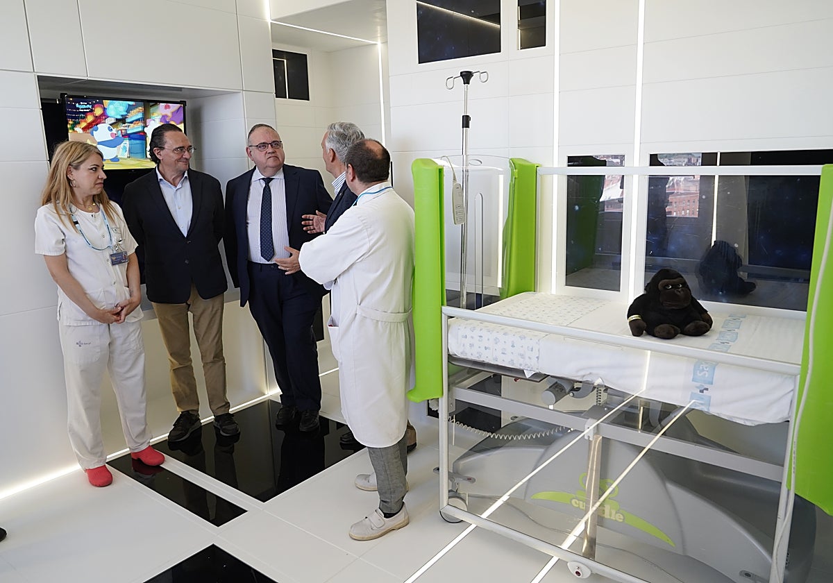 El consejero de Sanidad, Alejandro Vázquez, visita la nueva habitación ambientada como una nave espacial en la planta de pediatría del Hospital Clínico de Valladolid