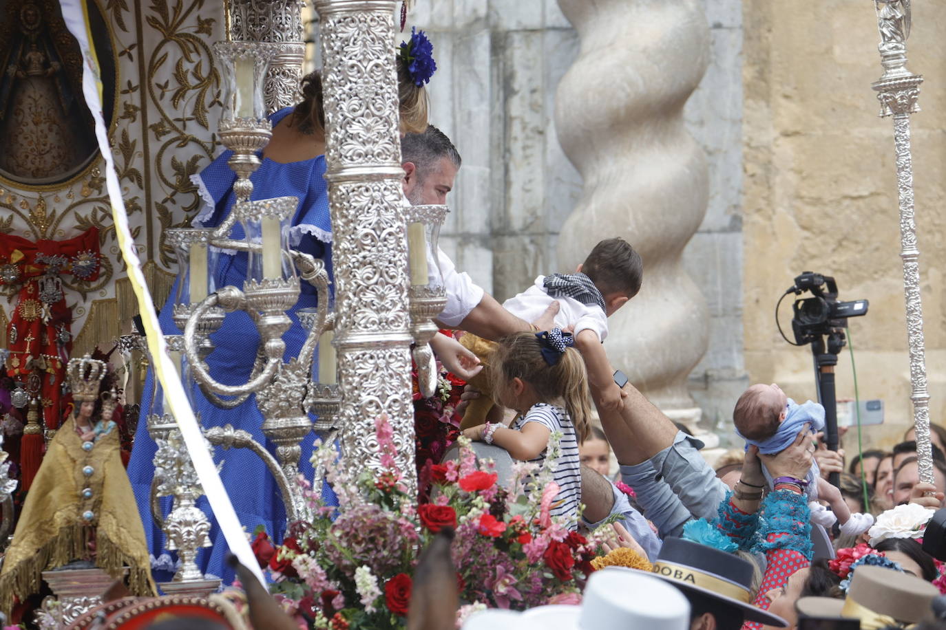 Fotos: La emocionante salida de la hermandad del Rocío de Córdoba