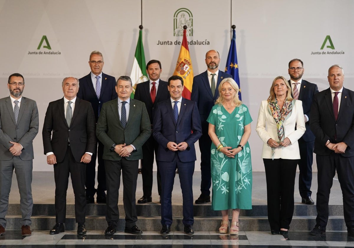Foto de Juanma Moreno, cargos de la Junta y alcaldes del Campo de Gibraltar, tras la reunión