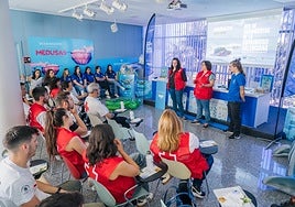 Expertos del Oceanogràfic forman al voluntariado de Cruz Roja en la atención de fauna marina varada