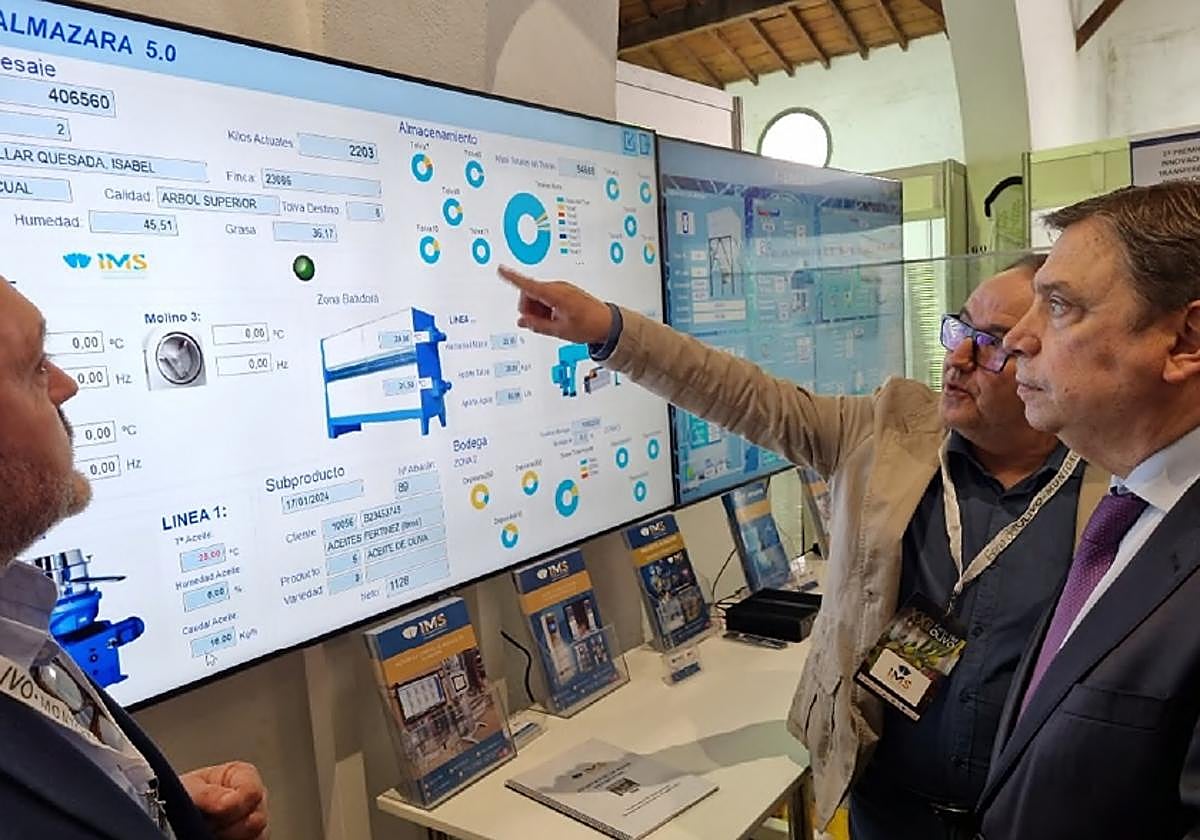 El ministro de Agricultura, Luis Plana, durante su visita a la Feria del Olivo de Montoro