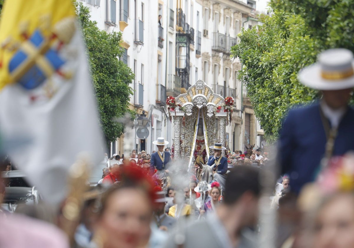 Numerosos romeros preceden al Simpecado del Rocío de Córdoba, este jueves