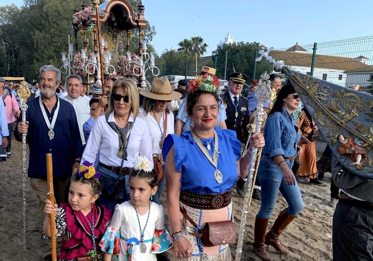 Romeros acompañando a la carreta tras la presentación ante la Blanca Paloma en 2023