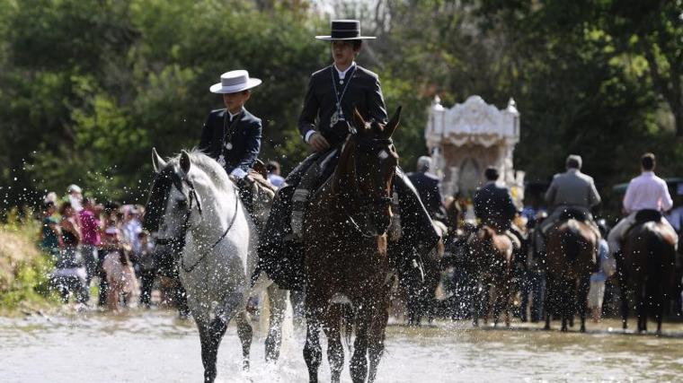 Romeros de la hermandad del Rocío de Écija en el Quema