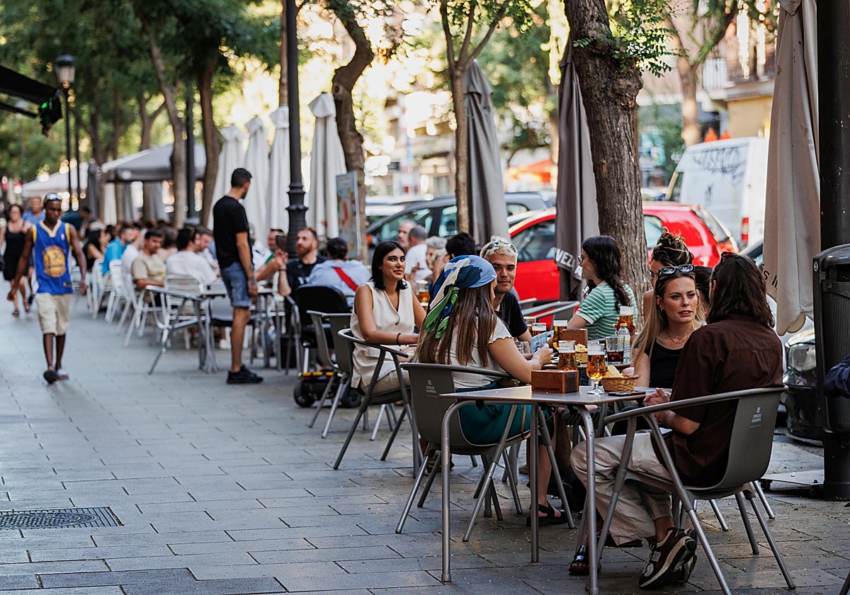 Una calle repleta de terrazas en Madrid