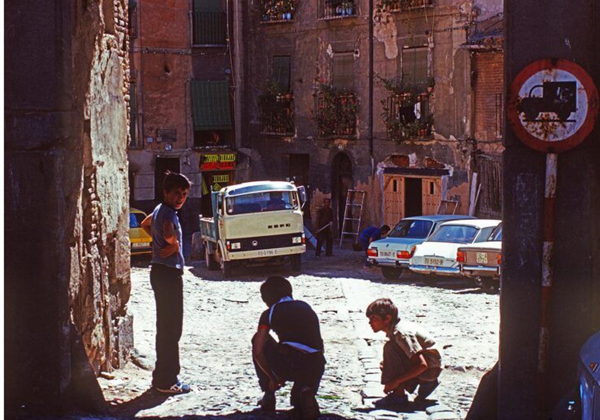 Unos niños jugando en la puerta del Corral de Don Diego de 1979, fotografiados por Pieter Boersma, imagen que forma parte del nuevo libro de Eduardo Sánchez Butragueño