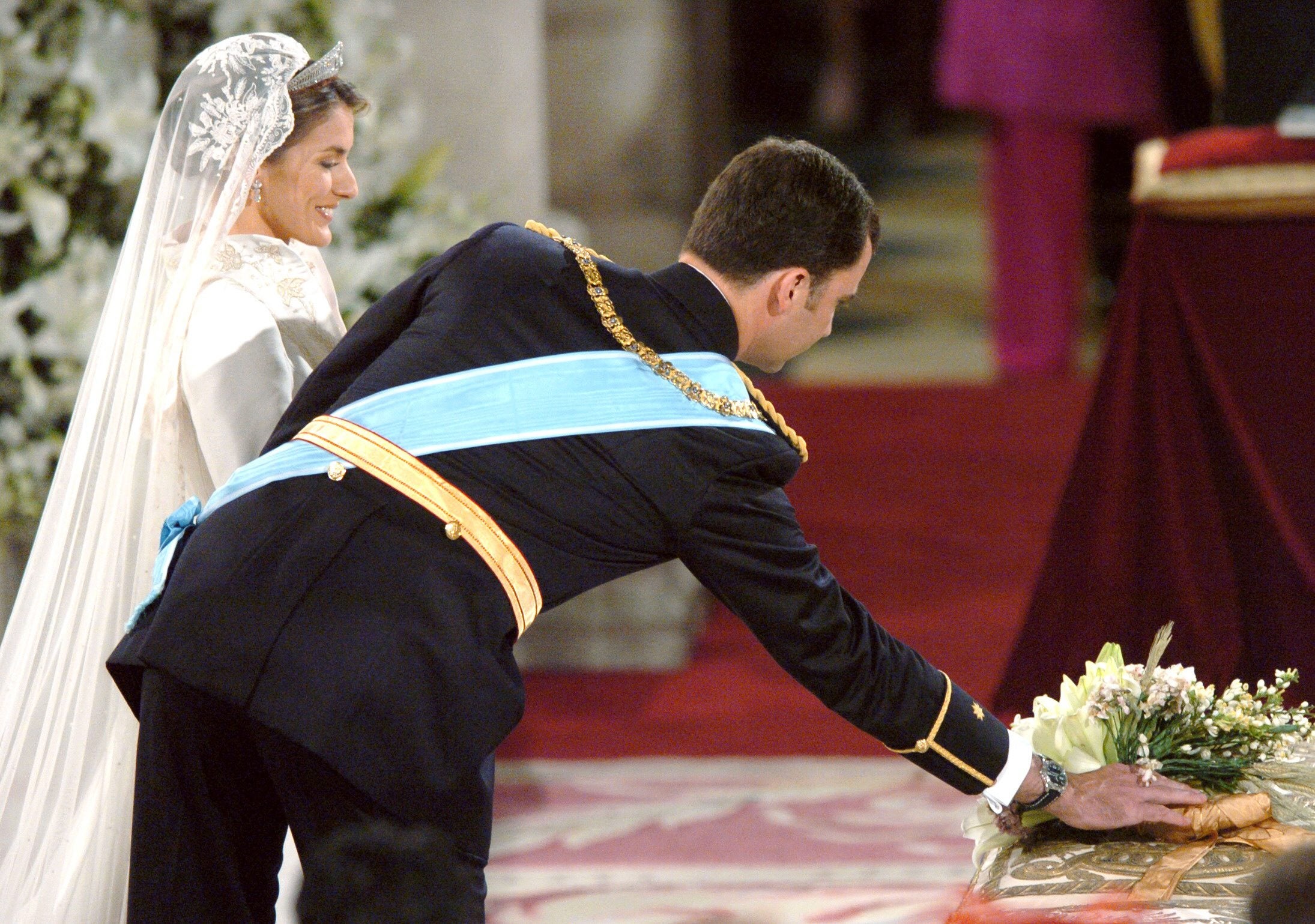 Al retransmitirse en directo, todos los movimientos y gestos entre Don Felipe y Doña Letizia fueron posteriormente analizados al milímetro. En más de una ocasión, los entonces Príncipes de Asturias se lanzaron alguna que otra mirada e intercambiaron varias palabras. Nada más llegar al altar, el Rey la piropeó, expresándole lo bien que le quedaba el vestido de novia. Ella, con cierto nerviosismo, gesticuló con el ramo y le preguntó que dónde lo podía poner, una situación que hizo reír a Doña Sofía. Don Felipe lo agarró y lo colocó frente a ellos. Expertos en lenguaje verbal interpretaron algunos diálogos que pudieron decirse: «¿Eres feliz?», le preguntó Doña Letizia a Don Felipe. «Te quiero. Te quiero, guapa», le contestó él. 
