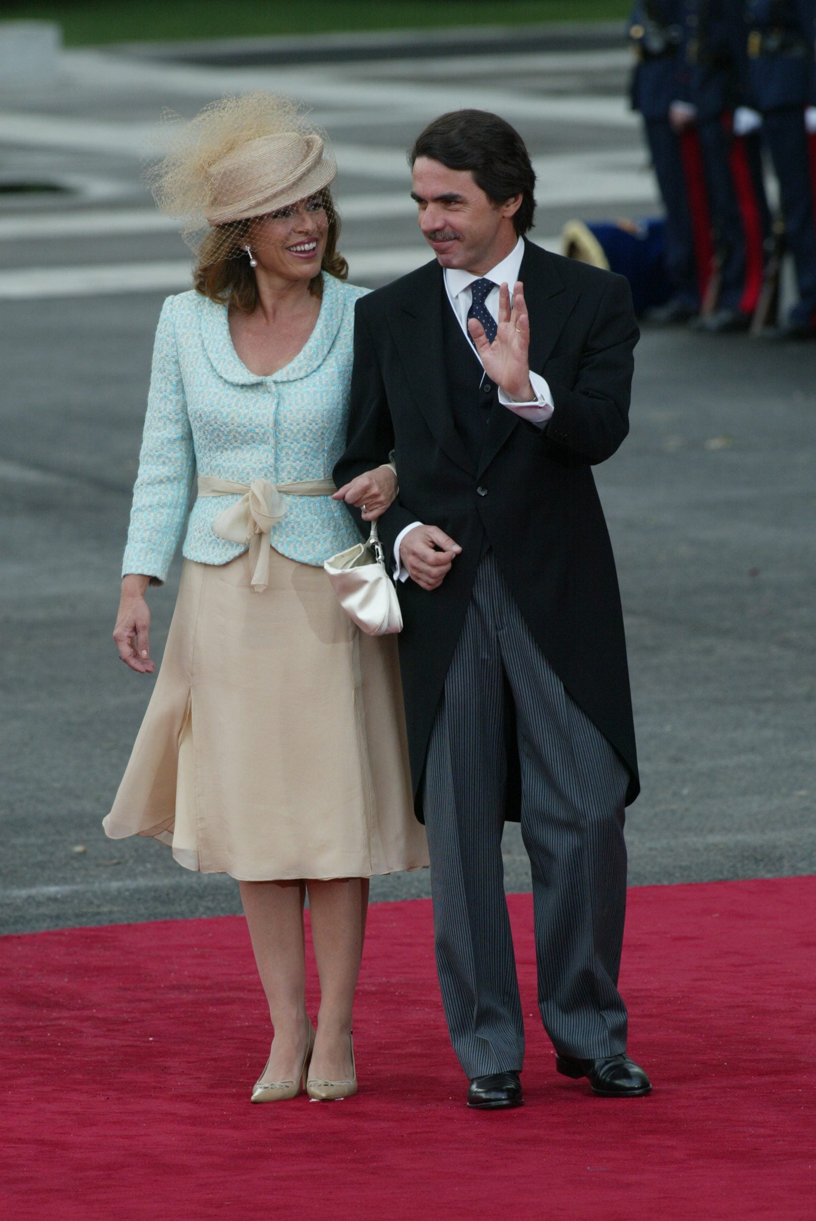 José María Aznar y su mujer, Ana Botella, asistieron juntos a la catedral. El 26 de abril del año 2000, Aznar fue nombrado Presidente del Gobierno. Estuvo al frente de La Moncloa hasta las elecciones de marzo de 2004, dos meses antes de la unión entre Don Felipe y Doña Letizia. En aquel año, Ana Botella formaba parte del Comité de Dirección del Partido Popular de Madrid y fue secretaria ejecutiva de Acción Social hasta 2008. 