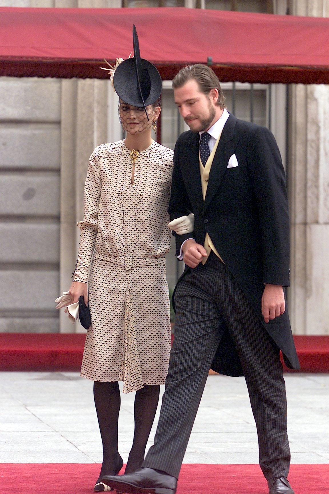 Beltrán Gómez-Acebo, el cuarto de los hijos de la Infanta Pilar acudió a la misa junto a la que sería su futura mujer, Laura Ponte. Tan sólo cuatro meses después, en septiembre de 2004, ambos celebrarían también su boda. Fue la primera ceremonia nupcial a la que Doña Letizia acudió como Princesa de Asturias. En la misa del enlace entre los Reyes, el primo de Don Felipe se encargó de la primera lectura del libro de Tobías. 