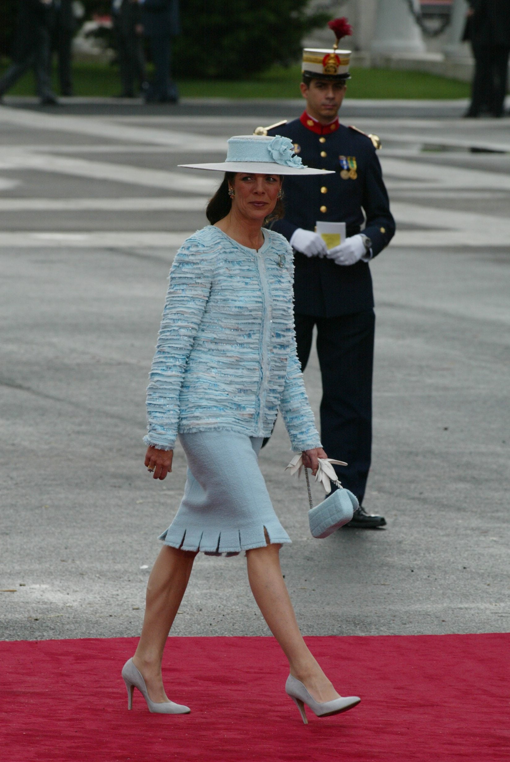 Carolina de Mónaco, vestida con un dos piezas de Chanel en color celeste, llegó sola a la catedral. La Princesa aterrizó en Madrid con su marido, Ernesto de Hannover. Sin embargo, el Príncipe no asistió a la unión entre Don Felipe y Doña Letizia puesto que la noche anterior a la celebración, según apuntaron los medios entonces, fue visto en la discoteca madrileña Gabana hasta altas horas de la madrugada, por lo que prefirió descansar aquella mañana. Por aquel entonces, no existían aplicaciones de mensajería instantánea, como hoy WhatsApp, ni redes sociales, pero sí se utilizaban SMS, lo que propició el reenvío masivo de un mensaje: «¿Dónde está Ernesto? Pásalo». 