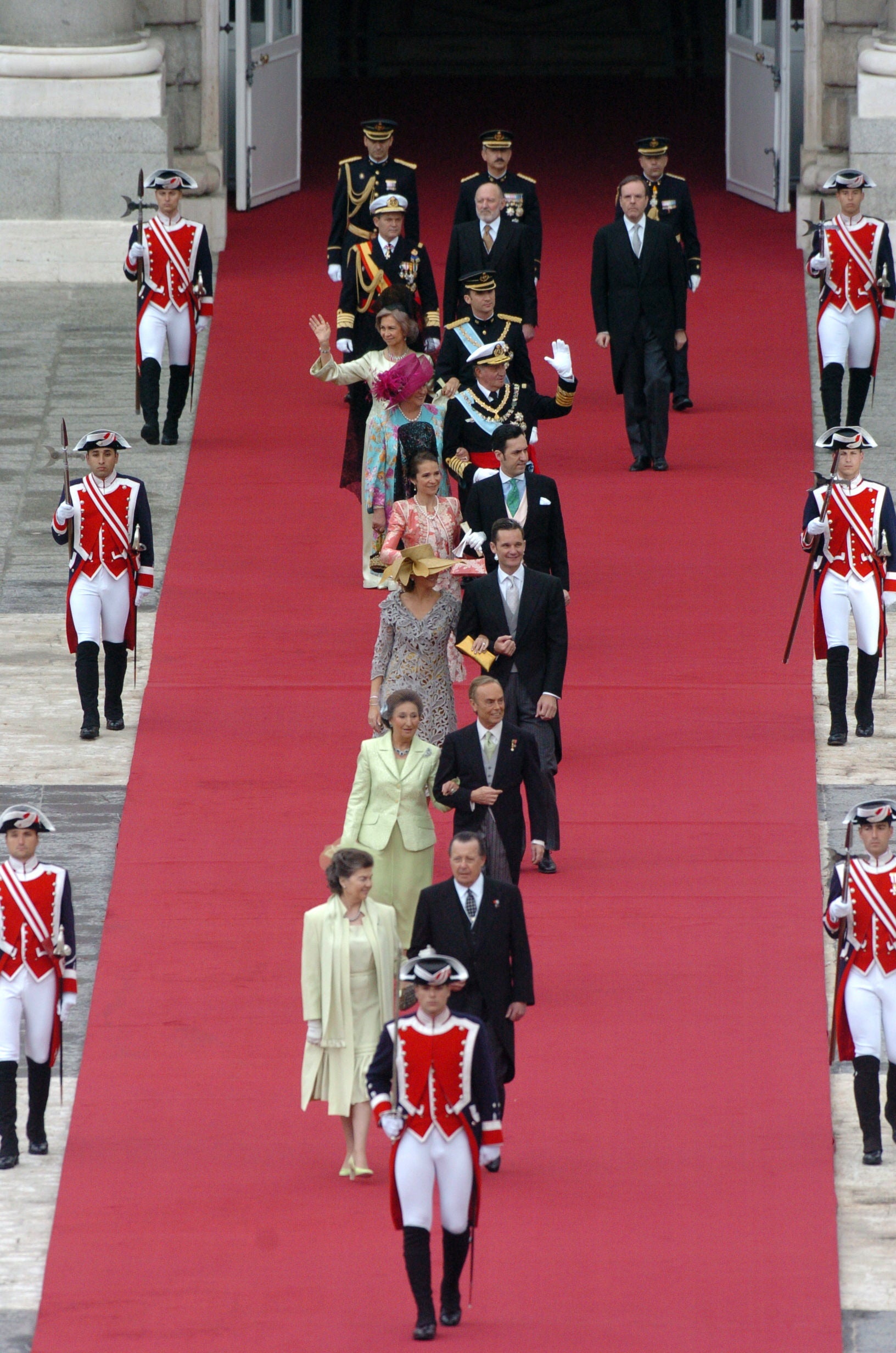 Las seis parejas que formaron el cortejo real, que estaba encabezado por un oficial, fueron el Rey Juan Carlos y Doña Pilar, el Infante Carlos y la Princesa Ana de Francia, duques de Calabria; la Infanta Margarita de Borbón y su marido, Carlos Zurita, duques de Soria; la Infanta Cristina e Iñaki Urdangarin, duques de Palma de Mallorca; la Infanta Elena y Jaime de Marichalar, duques de Lugo; y Don Felipe con Doña Sofía.
