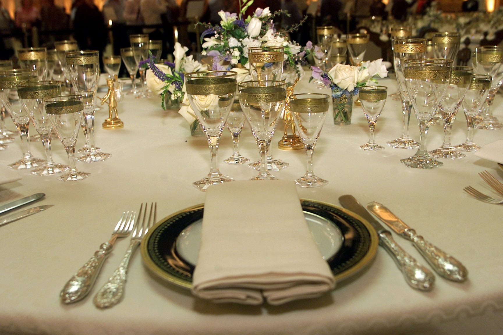 Patrimonio nacional solo disponía de vajilla, cubertería y cristalería para 250 o 300 invitados. En el Patio del Príncipe, frente a la mesa presidencial —con forma de medio óvalo, donde Don Felipe y Doña Letizia se sentaron junto a 24 invitados más— comieron las autoridades invitadas y también los representantes de las Casas Reales. Para estas mesas, se utilizó el menaje de Patrimonio Nacional: la vajilla de los Reyes Juan Carlos y Sofía y la cristalería de gala de Moser. La cubertería fue una combinación de las de Alfonso XII y Alfonso XIII. Para el resto de comensales, Patrimonio Nacional recurrió a la empresa Options España, que desde Barcelona mandó siete tráileres que trajeron hasta Madrid 2.600 unidades de sus sillas 'Napoleón', que se distribuyeron entre la catedral de la Almudena y las otras 170 mesas que se colocaron en el Patio del Príncipe y la galería. El restaurante Jockey sirvió a los más de 2.000 invitados el menú elegido con anterioridad por los Reyes. Unos 300 camareros y 30 cocineros se encargaron aquella mañana de que todo estuviera a la altura. 