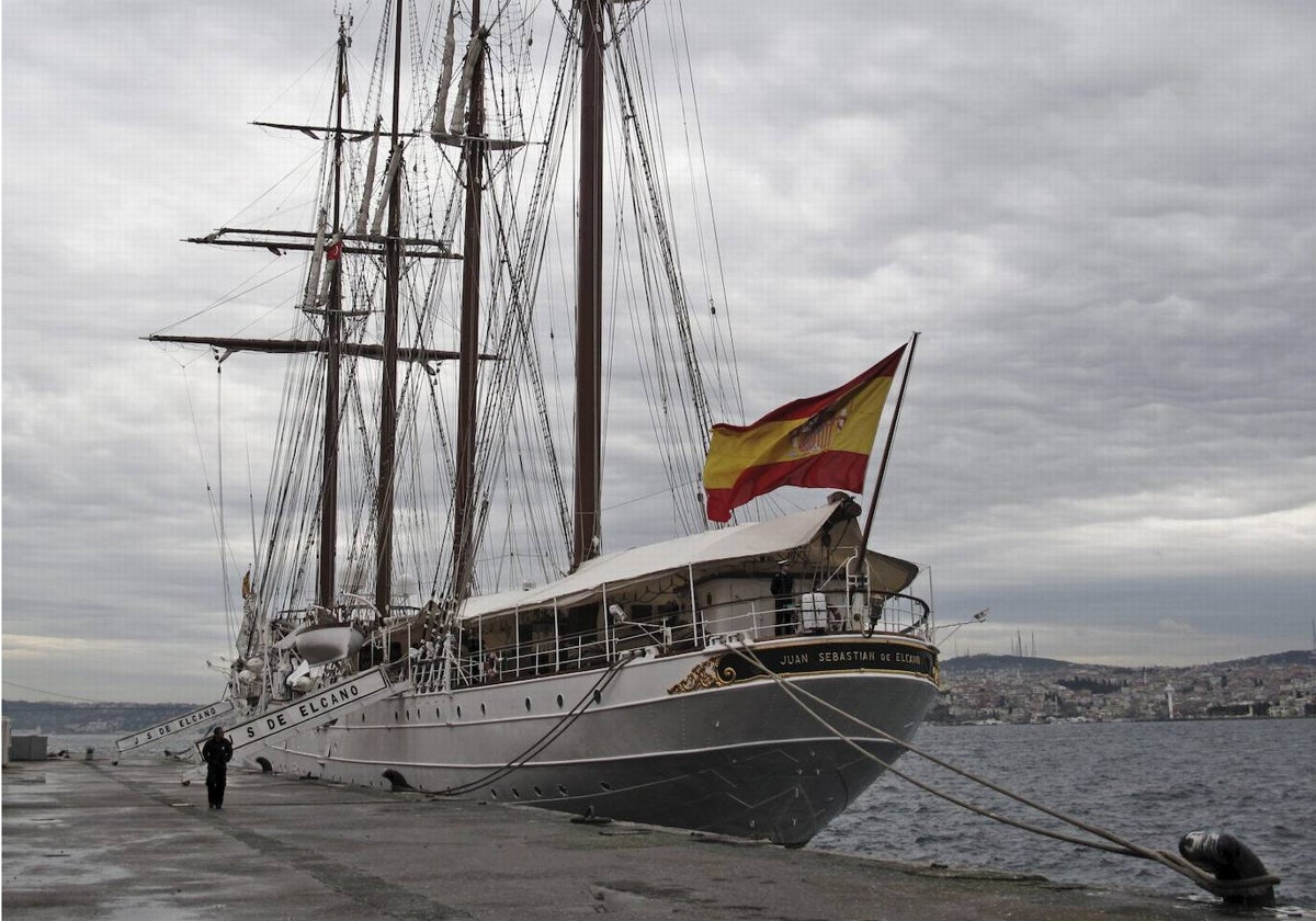 El buque escuela de la Fuerza Naval Juan Sebastián de Elcano en el puerto de Estambul