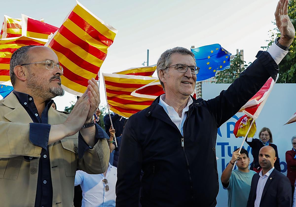 Alberto Núñez Feijóo y Alejandro Fernández, en el cierre de campaña del PP
