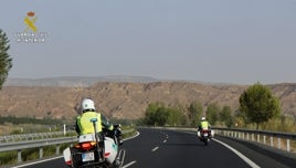 Pillan a un motorista en la A-2 con un pañuelo y unas gafas de piloto simulando un casco