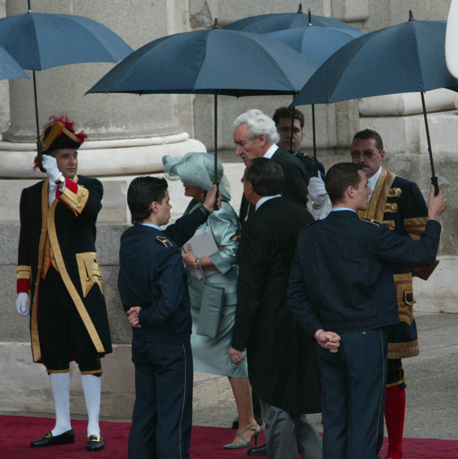 La intensa lluvia fue una de las protagonistas de aquel día. Cuando llegó la hora de que los invitados se adentraran en la iglesia, un aguacero descargó en Madrid haciendo que los asistentes a la boda tuvieran que entrar con paraguas, tal como se observa en esta imagen. En los días previos al enlace, cuando la previsión de lluvia aumentó y se tuvo la certeza de que iba a llover, Patrimonio Nacional compró 200 paraguas para asistir a los invitados. 