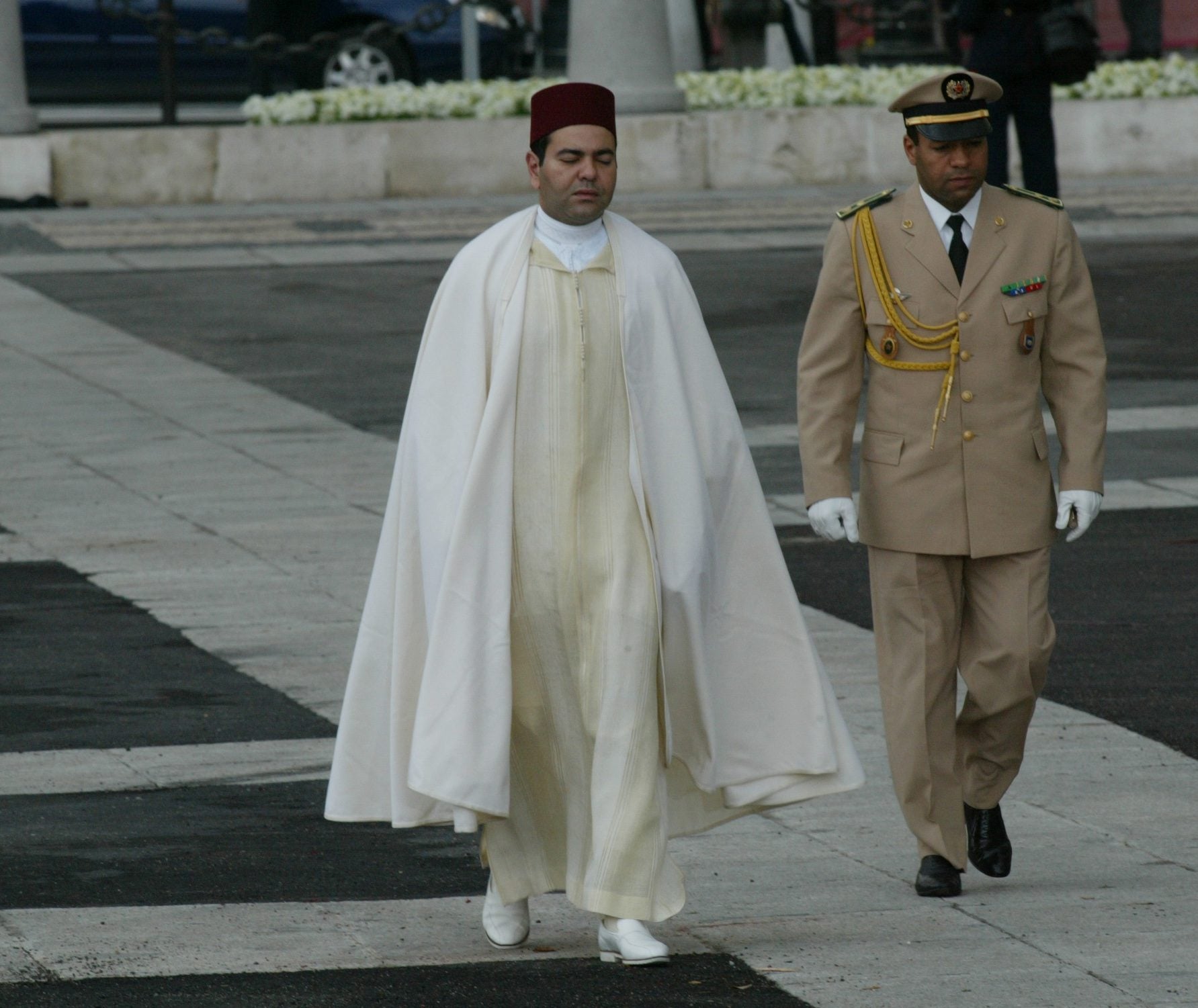 El Príncipe de Marruecos, Mulay Rachid, llegó solo a la ceremonia. Entonces se especulaba que pudiera asistir el Rey Mohamed, pero, finalmente, el joven no asistió acompañado al enlace entre Don Felipe y Doña Letizia. Los comentaristas recordaron que se trataba del mismo Príncipe que había hecho acto de presencia meses atrás en el funeral de Estado por las víctimas del 11M, que también tuvo lugar en la Almudena.