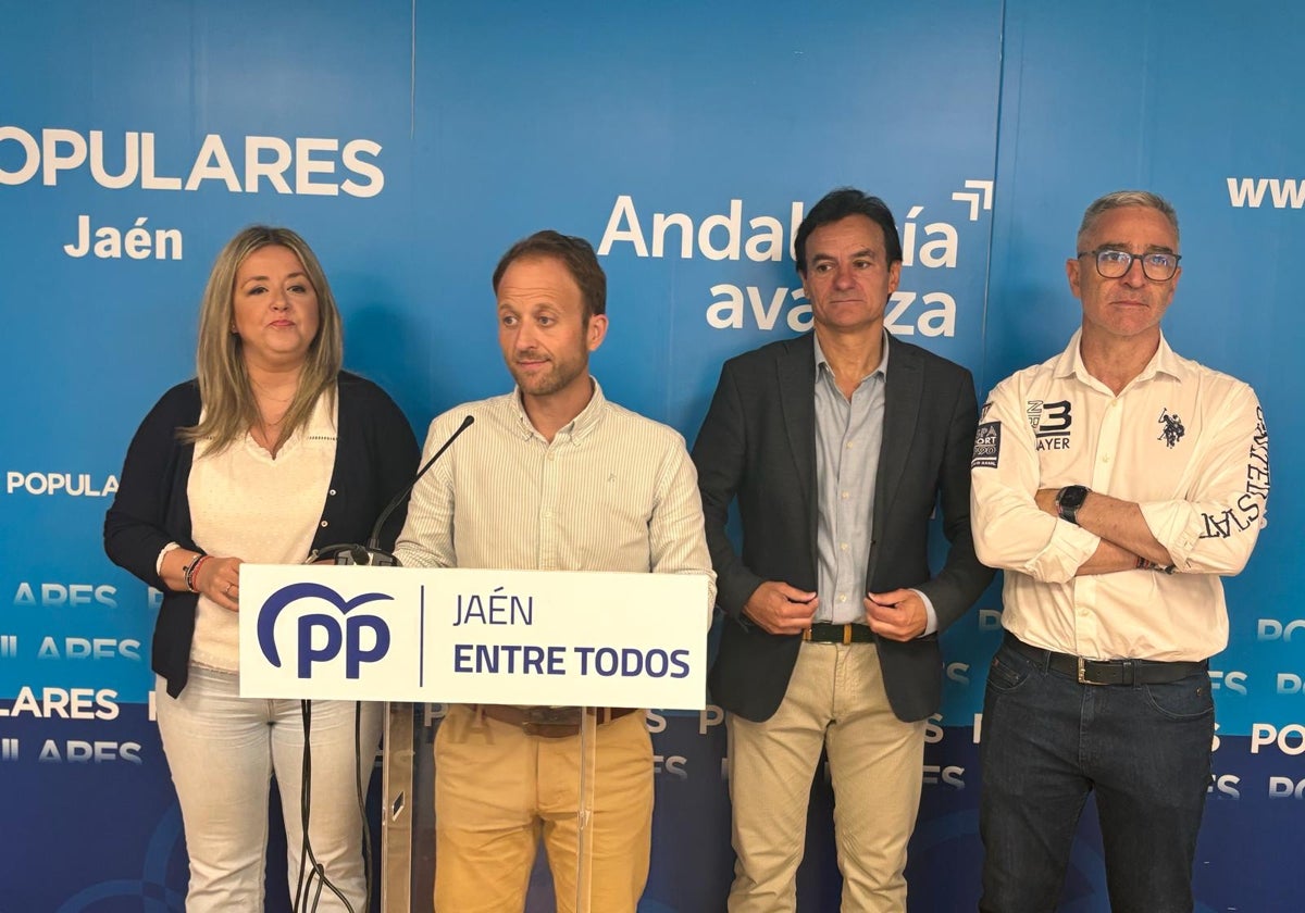 El presidente del PP en Jaén, Erik Domínguez, arropado por sus compañeros del PP