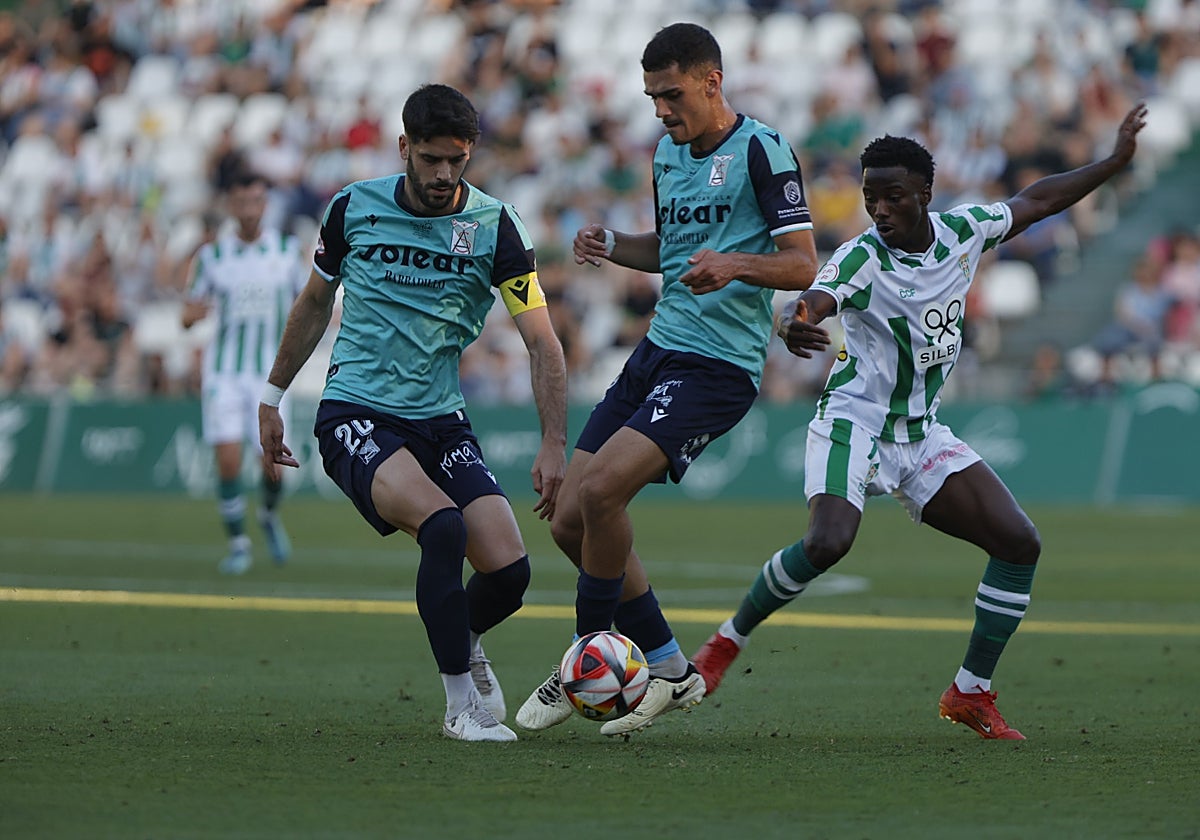 El blanquiverde Adilson durante el encuentro en El Arcángel