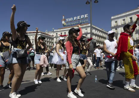 Imagen secundaria 1 - Profesionales y público bailan al ritmo de música hindú, castañuelas y hip-hop 