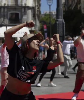 Imagen secundaria 2 - Profesionales y público bailan al ritmo de música hindú, castañuelas y hip-hop 