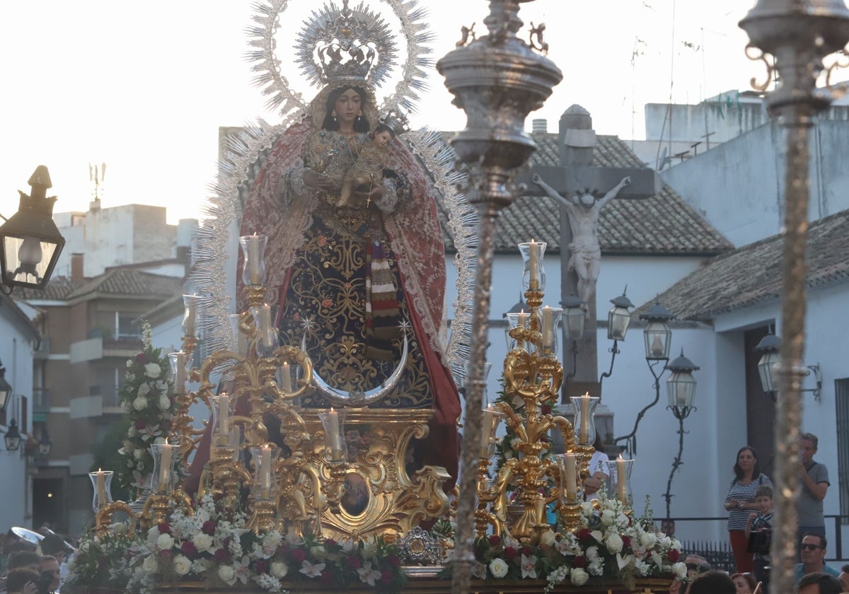 La Virgen de los Ángeles en sus Misterios Gozosos, sobre la peana de carrete terminada, en la plaza de Capuchinos