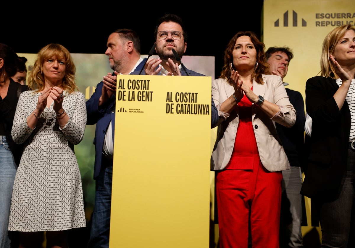 Pere Aragonès, con Oriol Junqueras detrás, durante su comparecencia la noche electoral