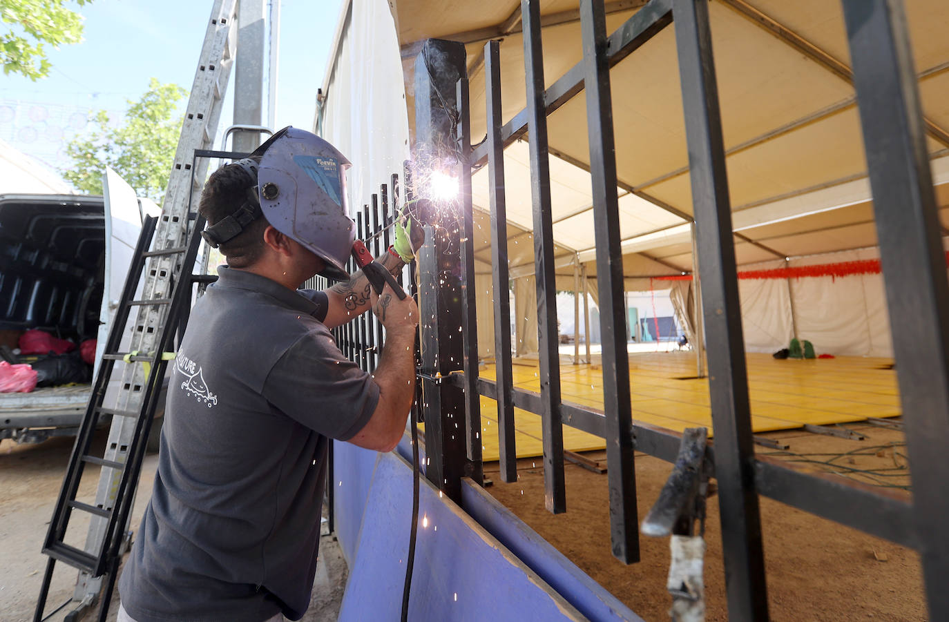 El montaje de las casetas y atracciones de la Feria de Córdoba, en imágenes