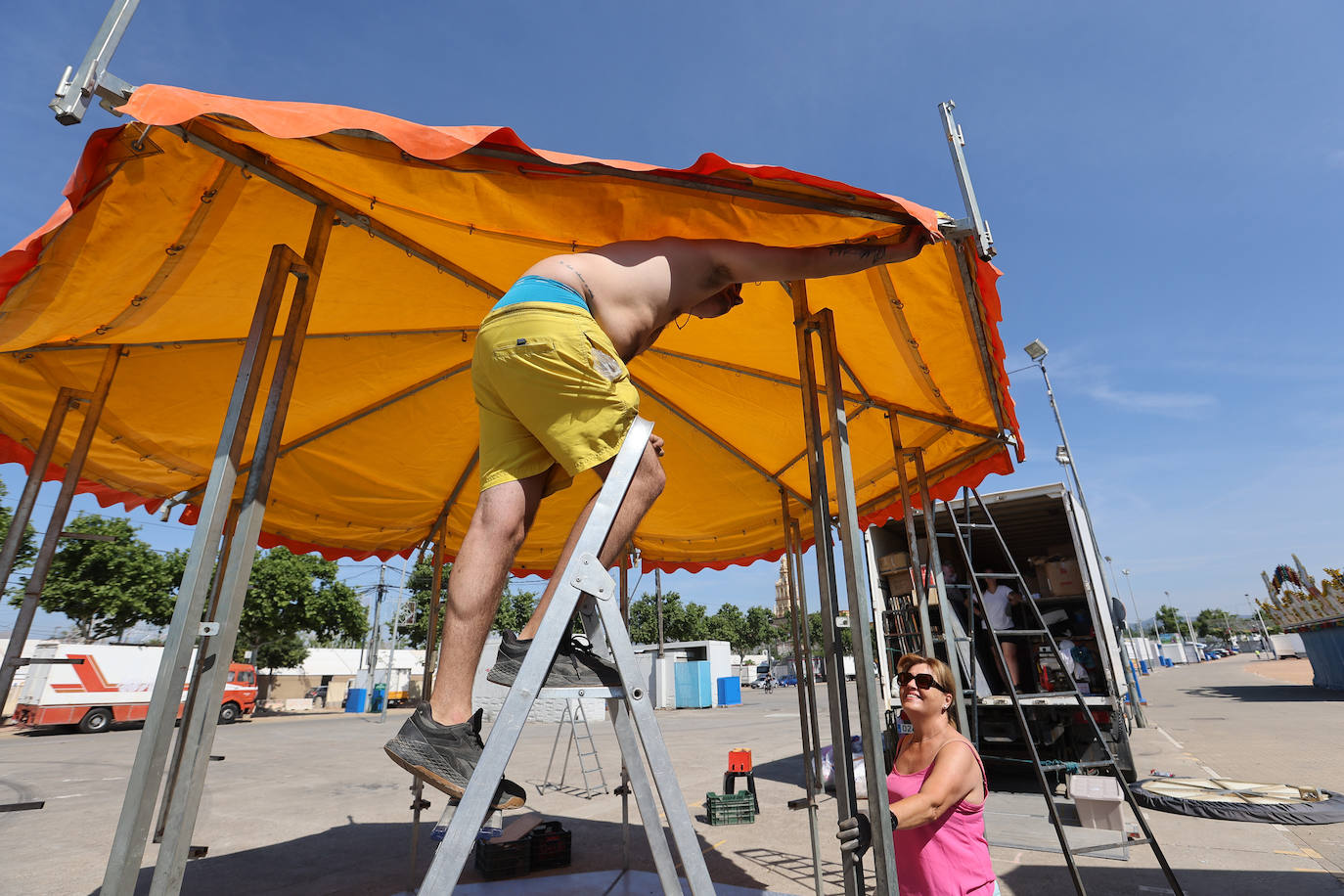 El montaje de las casetas y atracciones de la Feria de Córdoba, en imágenes