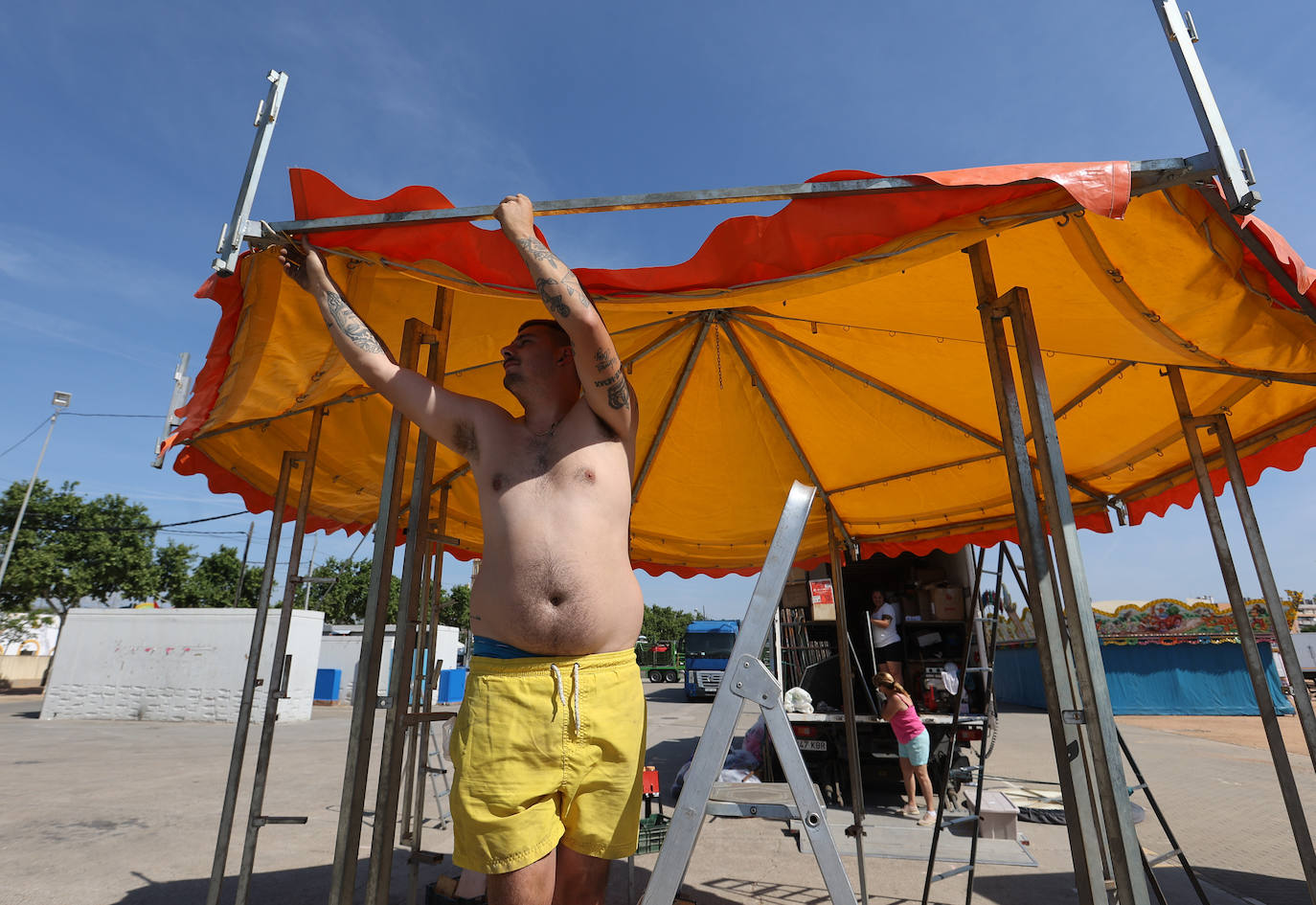 El montaje de las casetas y atracciones de la Feria de Córdoba, en imágenes