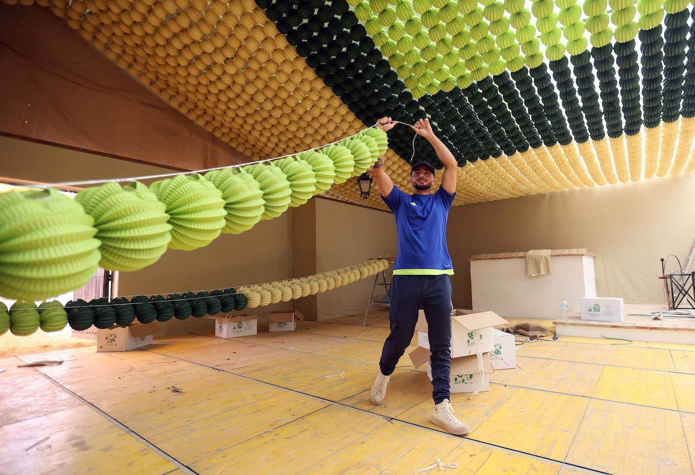 El montaje de las casetas y atracciones de la Feria de Córdoba, en imágenes