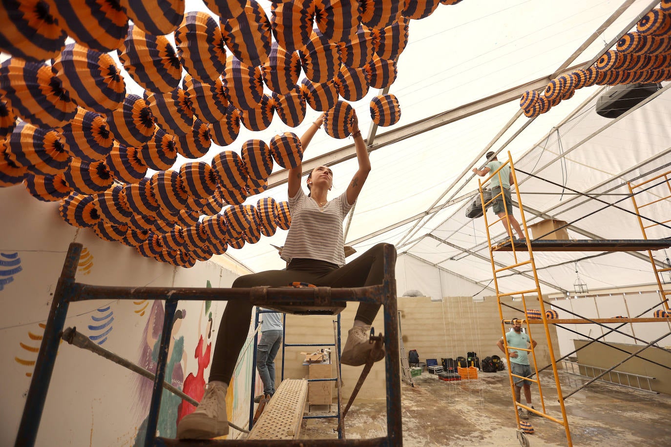 El montaje de las casetas y atracciones de la Feria de Córdoba, en imágenes