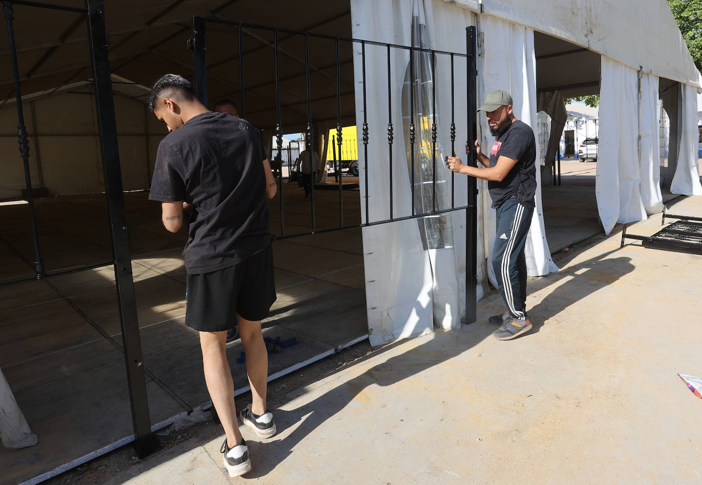 El montaje de las casetas y atracciones de la Feria de Córdoba, en imágenes