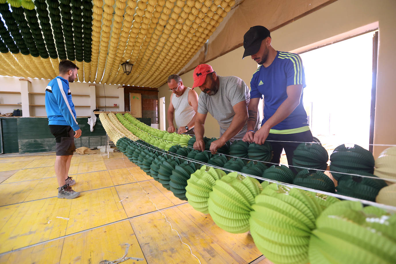 El montaje de las casetas y atracciones de la Feria de Córdoba, en imágenes