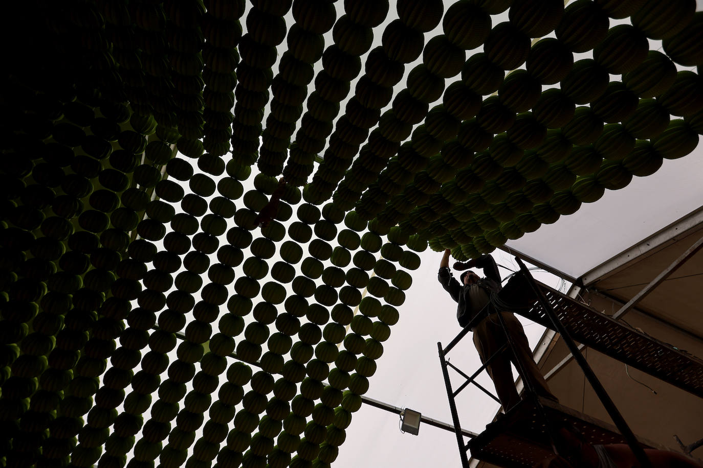 El montaje de las casetas y atracciones de la Feria de Córdoba, en imágenes