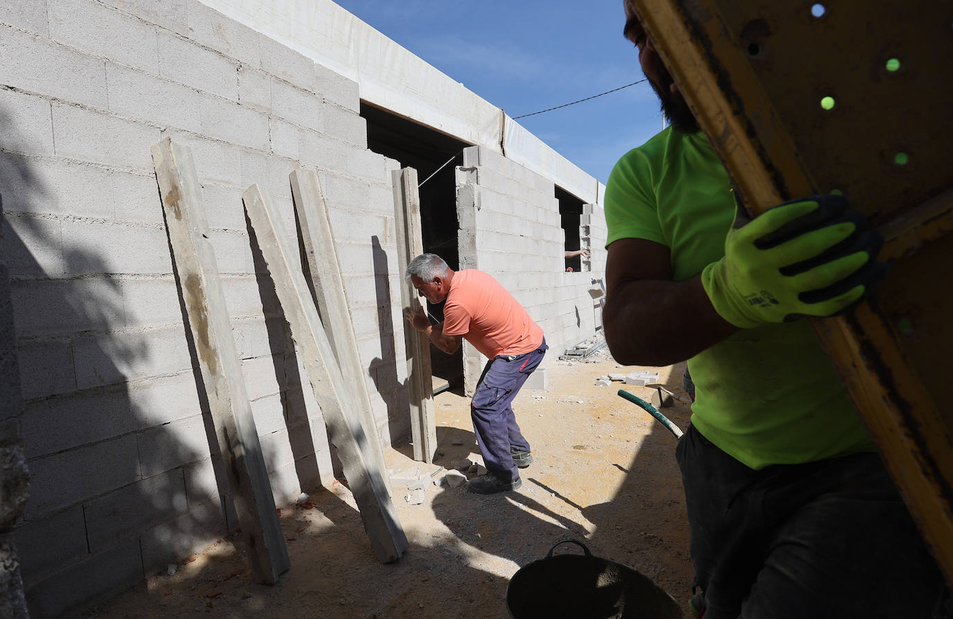 El montaje de las casetas y atracciones de la Feria de Córdoba, en imágenes