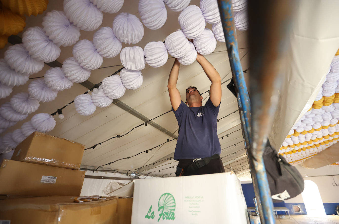 El montaje de las casetas y atracciones de la Feria de Córdoba, en imágenes