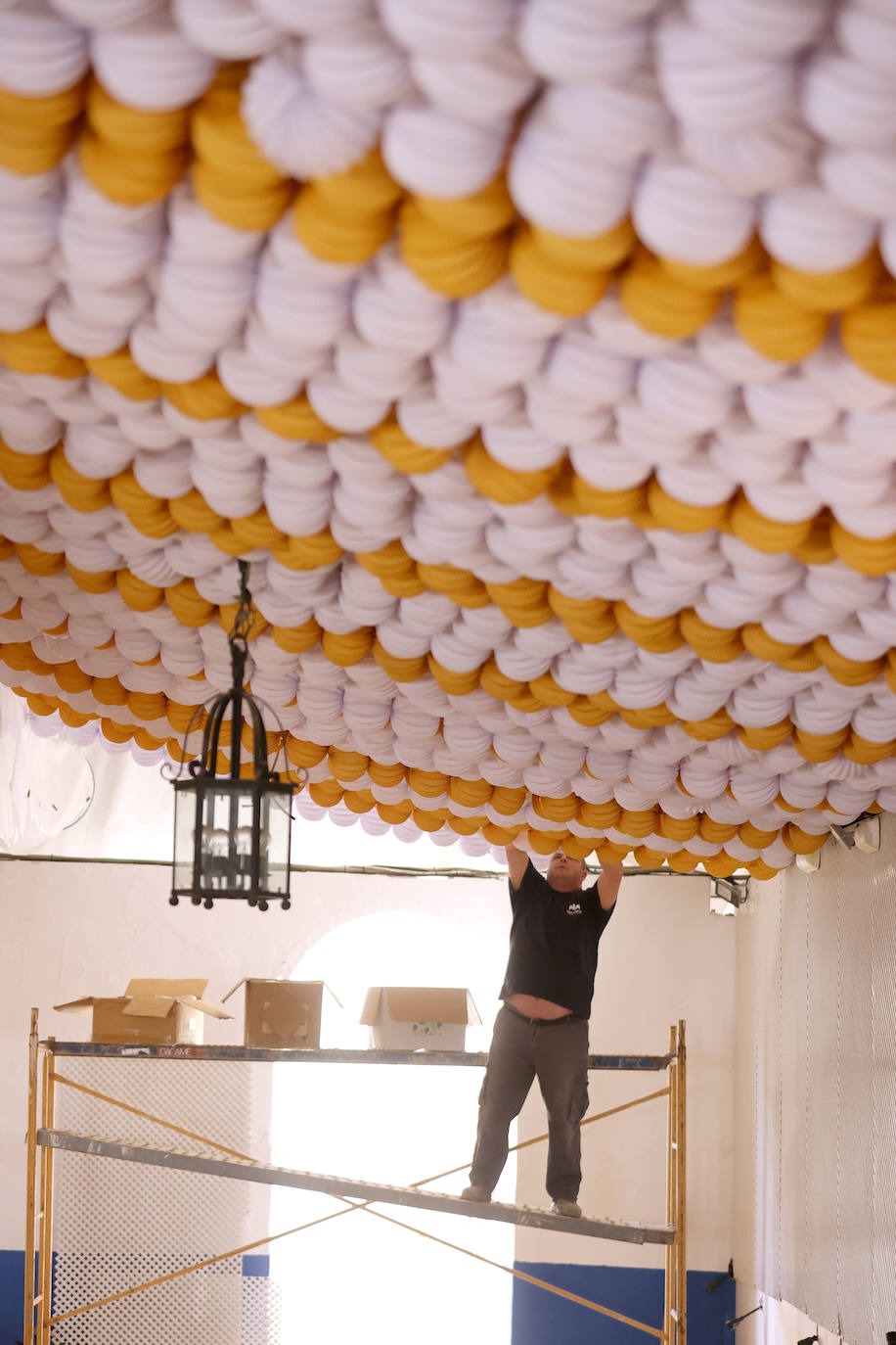 El montaje de las casetas y atracciones de la Feria de Córdoba, en imágenes