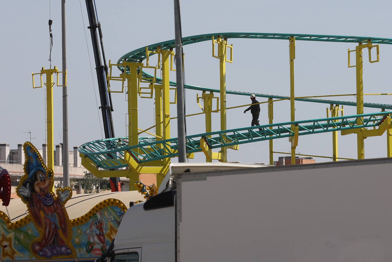 El montaje de las casetas y atracciones de la Feria de Córdoba, en imágenes