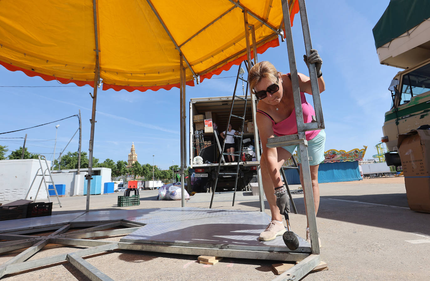 El montaje de las casetas y atracciones de la Feria de Córdoba, en imágenes