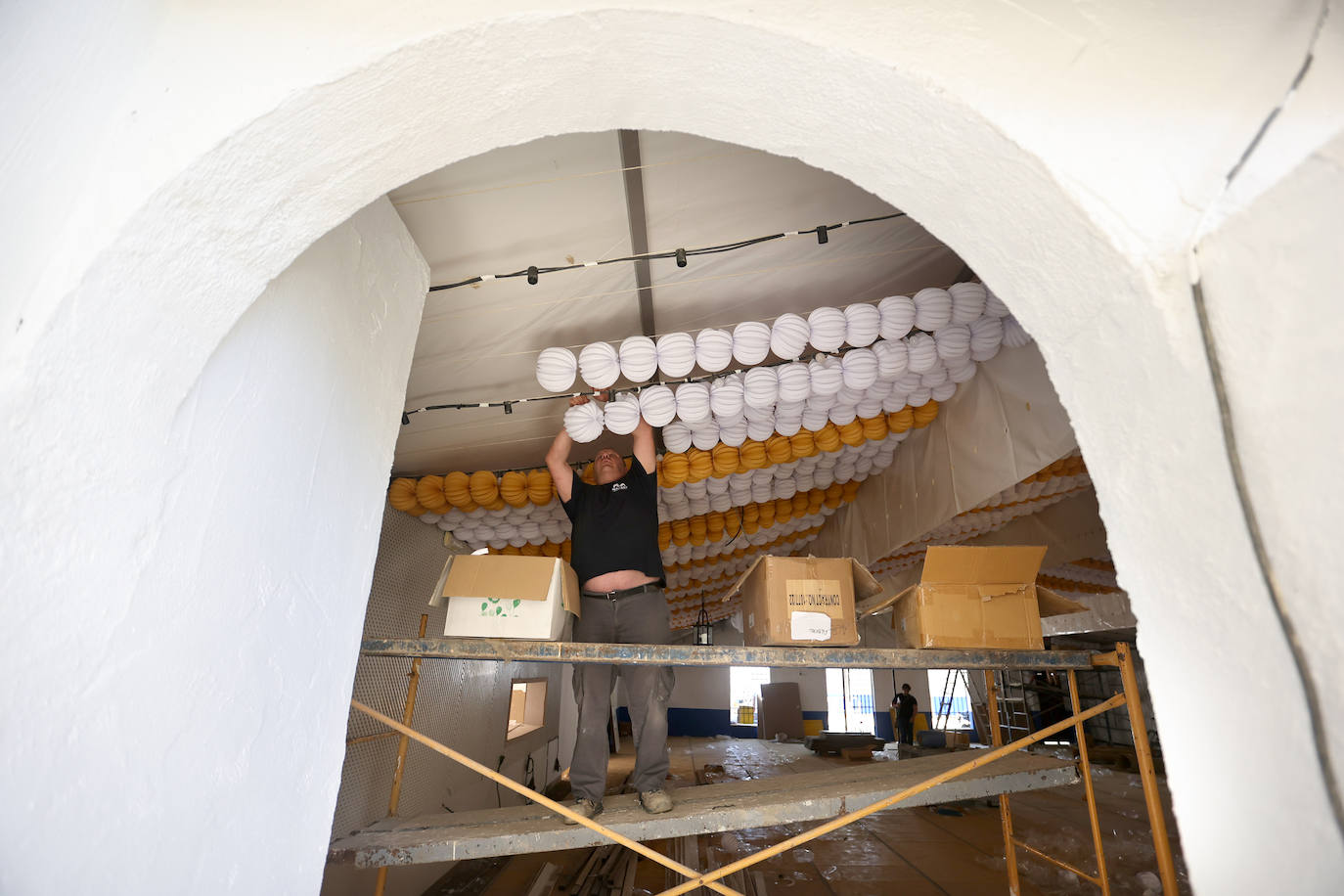 El montaje de las casetas y atracciones de la Feria de Córdoba, en imágenes