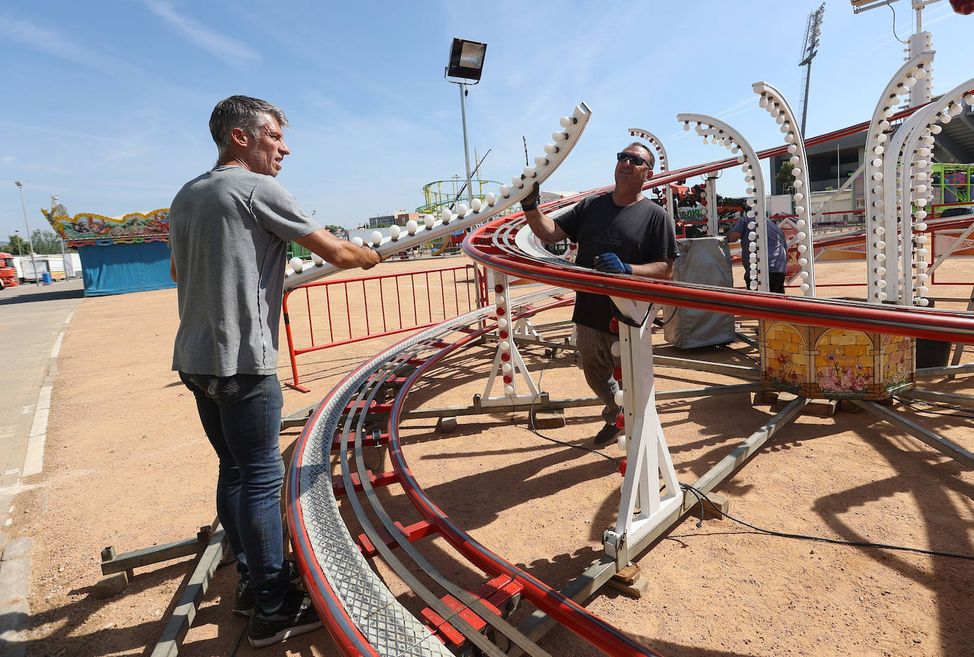El montaje de las casetas y atracciones de la Feria de Córdoba, en imágenes