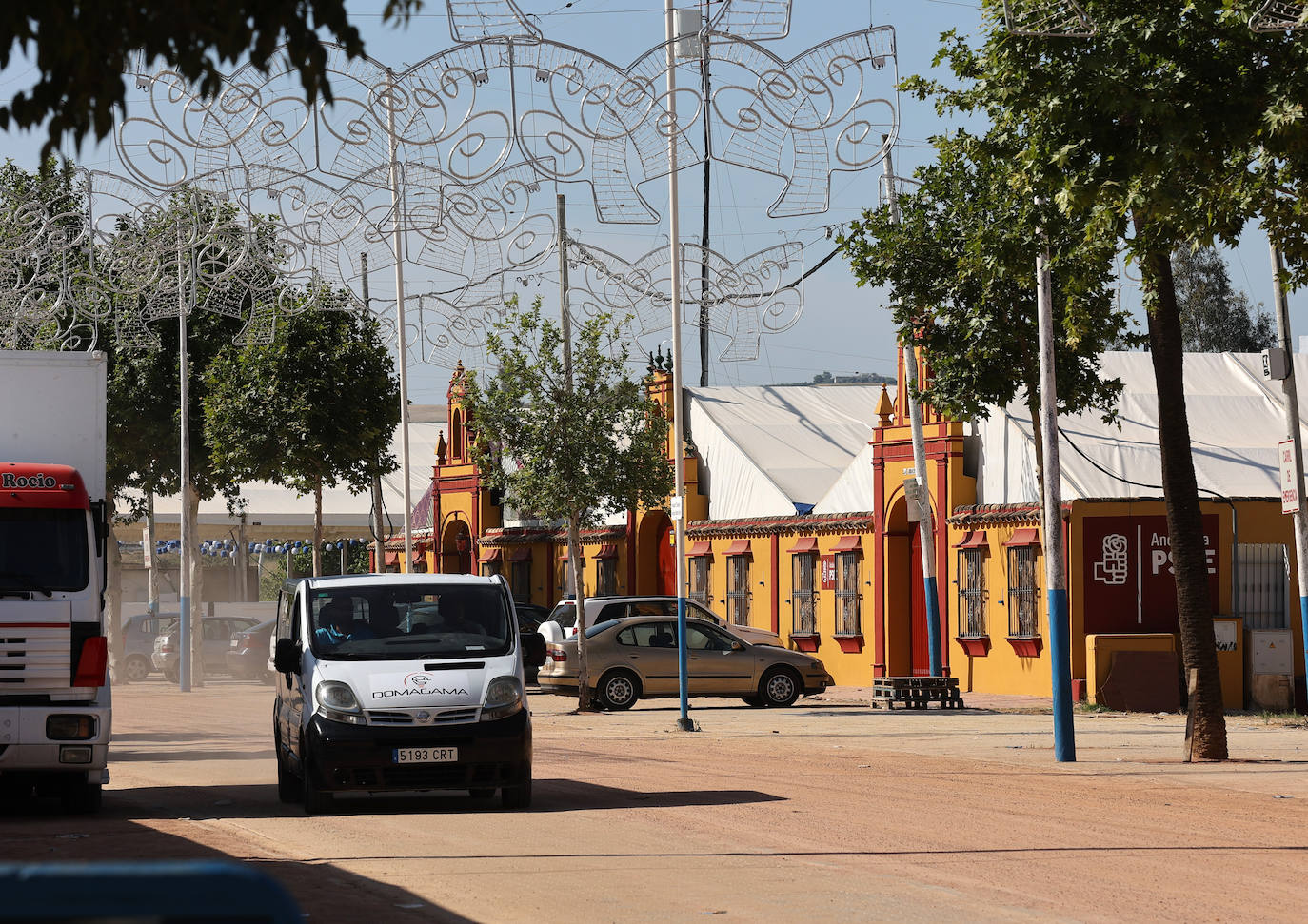 El montaje de las casetas y atracciones de la Feria de Córdoba, en imágenes